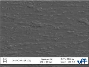 3 Laminada a Frio Na Figura 3 são apresentadas as micrografias da amostra laminada a frio na direção de laminação, após o ataque de Nital.