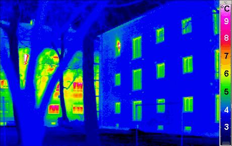 Ao lado temos um termograma (coloração artificial) de duas casas - uma com bom isolamento térmico (R alto) outra com um