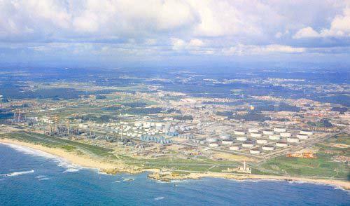 Refinaria do Porto A Refinaria do Porto está localizada no concelho de Matosinhos, possuindo uma área aproximada de 200 hectares e está interligado ao terminal para petroleiros no porto de Leixões