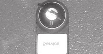 Chave principal de serviço Á esquerda e à direita do lado de entrada e de saída no suporte lateral. Pressionando esse interruptor o rolo para de imediato e levanta.