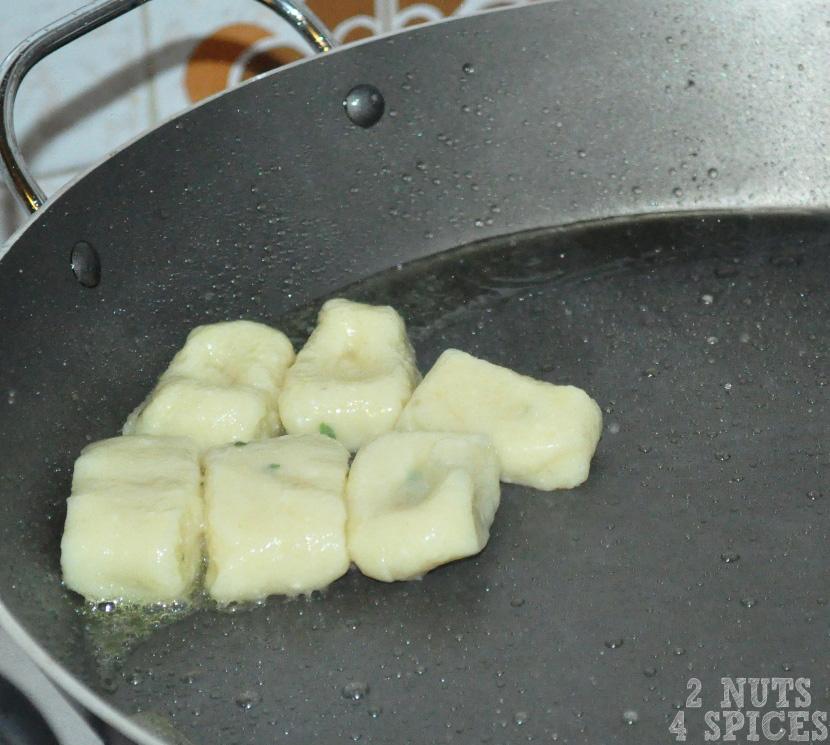 Em uma frigideira grande em fogo médio, adicione o azeite e os gnocchis já