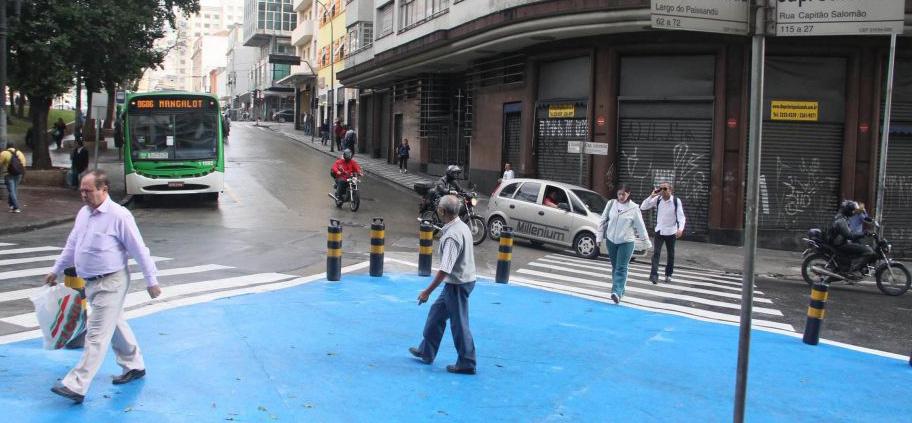 Uol Notícias Travessias com prioridade às pessoas se deslocando a pé A travessia é um ponto crítico para o pedestre.