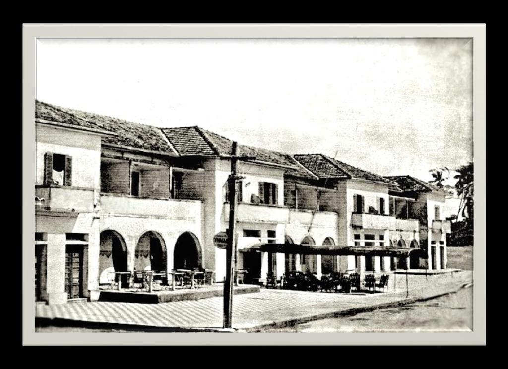 119 Figura 19 - Macapá Hotel, construído durante o governo Janary Nunes e concluído em 1945. Acervo particular de Edgar Rodrigues/Jornalista amapaense. Adquirida em 2010. A cidade crescia.