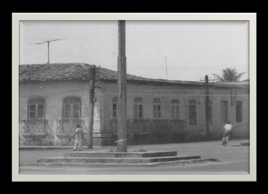 33 Do lado oposto da Vila, após uma ressaca 12, foi edificada uma fortificação faraônica para o tamanho da Vila e sua população, porém não fora erguida a título de representação da vida social que se