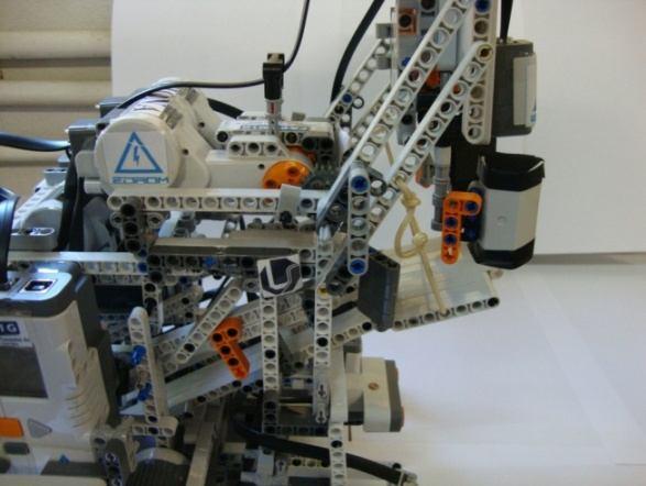 CLPs Conexões Função 1 A Abrir e fechar garra B da garra C da garra 2 A Abrir e fechar a porta B do robô C do robô Lógica e Programação A programação foi feita com o software da Lego MINDSTORMS NXT 2.