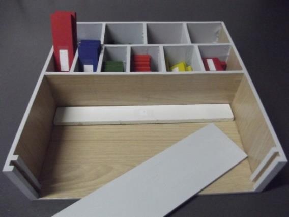 Por questões de mobilidade, manuseio e organização espacial foi adaptada uma caixa para o uso destas peças que permite separá-las em 10 divisórias de diferentes tamanhos na parte detrás da caixa.