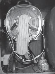 A manutenção da caldeira deve ser efetuada por um técnico qualificado. Limpeza do corpo de aquecimento 1 Fechar a válvula de corte de gás e cortar a corrente. 3 2 Aliviar o tubo de alimentação de gás.