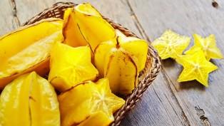 A carambola é uma fruta tropical de sabor doce e azedo, no formato de uma estrela. O fruto é encontrado em muitas partes do sudeste da Ásia, e usado como um remédio tradicional.