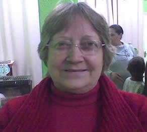 Formada em Letras Português/Inglês pela Pontifícia Universidade Católica de Pelotas, Rio Grande do Sul, em 1971, complementou sua formação com uma formação em