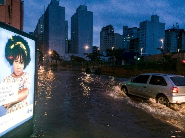 Ao menos dez pessoas morreram, 11 ficaram feridas e outras duas desaparecidas após a chuva que atingiu a Grande São Paulo entre a noite de quinta (10) e a madrugada desta sexta.