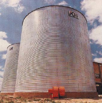 Ar Natural e Baixas Temperaturas A secagem é realizada em silos.