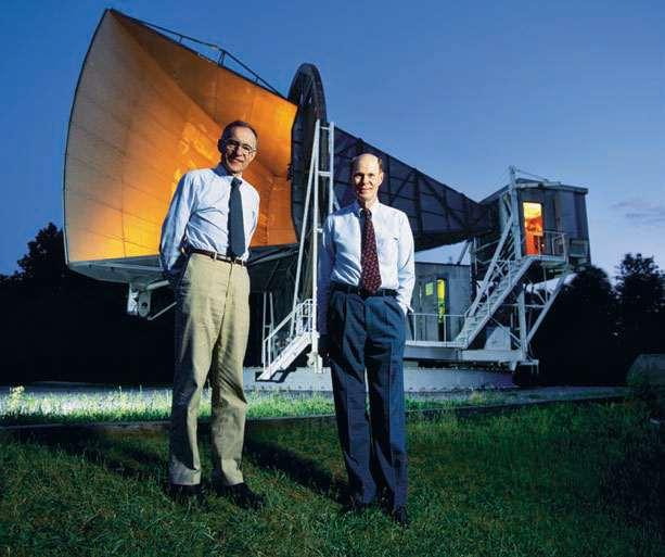 Radiação cósmica de fundo (~ 300 mil anos após o Big Bang) In 1965 Arno Penzias and Robert Wilson, two physicists working at Bell Laboratories in New Jersey, were calibrating a sensitive microwave