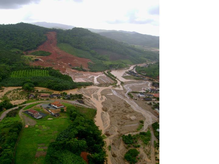 Ressalta-se que áreas como a do Complexo do Baú, aparentemente não afetadas, poderão vir a sofrer outros acidentes em decorrência da fragilidade da região após as chuvas de 2008, uma vez que foram