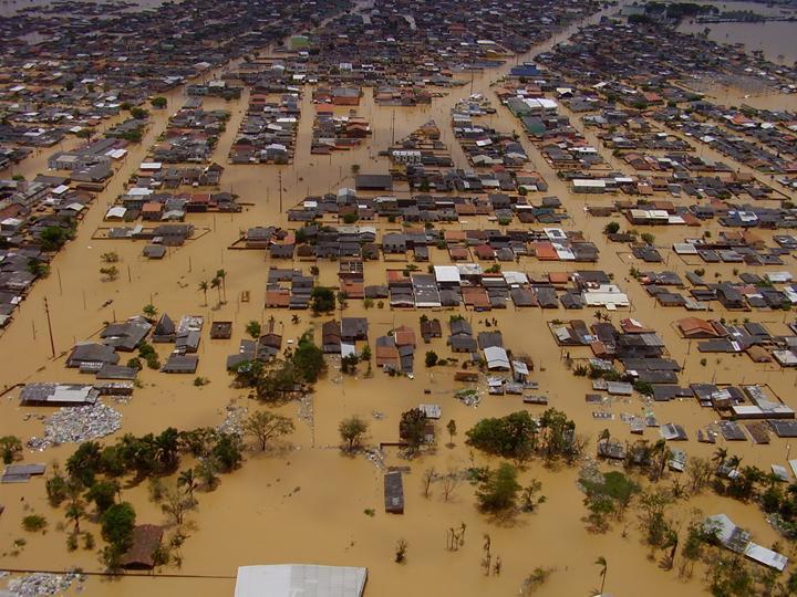 Essas inundações atingiram severamente cidades importantes como Blumenau, Gaspar, Luis Alves, Ilhota, Itajaí e Navegantes, deixando milhares de pessoas desabrigadas, destruindo moradias e parte da