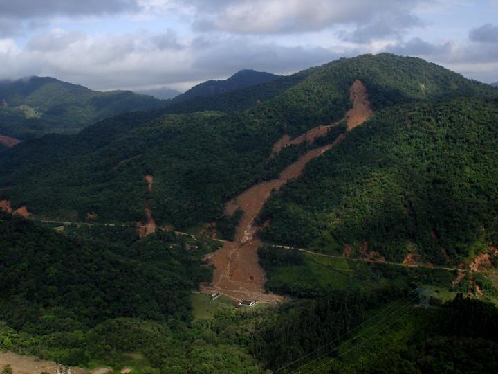 Destaca-se também a ocorrência de vários escorregamentos em encosta natural que atingiram a faixa do gasoduto Brasil-Bolivia.