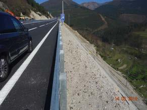 Tendo em conta a diferença de cotas existente entre a plataforma da autoestrada e o terreno natural que, em muitos casos, é da ordem de várias dezenas de metros, a contenção adequada dos veículos