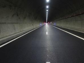 Os túneis rodoviários constituem sempre zonas singulares no traçado de uma estrada, pois originam uma forte alteração no ambiente rodoviário, pelo que se torna fundamental que a plataforma de