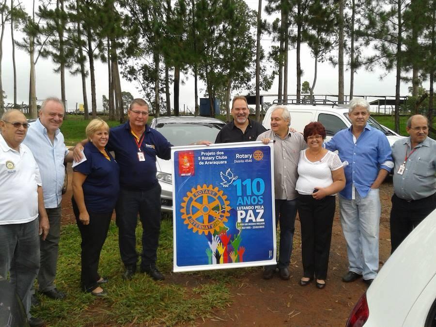Rotary Club de Araraquara - Santa Angelina Brincando e Plantando a Paz No