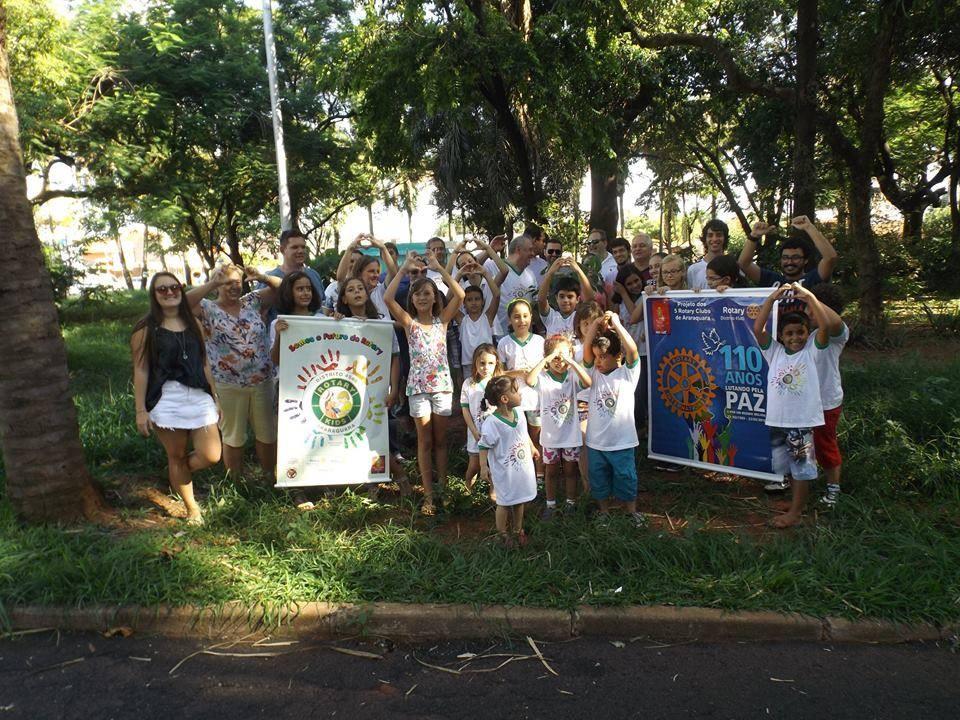 Durante a tarde, foram realizadas brincadeiras cooperativas através da