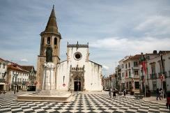 Primeiro Fátima, centro religioso de Portugal, onde encontraremos um imponente Santuário dedicado a Nossa Senhora de