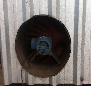 24 FIGURA 13- Ventilador de ar forçado 2.3.4.3 Bombas de alimentação de água A alimentação de água é feita por bomba centrífuga, onde ela retira do