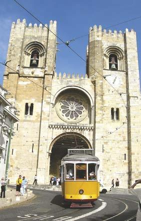 02º Dia: Café da manhã no hotel e saída para visita panorâmica dos pontos turísticos mais importantes da capital portuguesa: o Mosteiro dos Jerônimos, a Torre de Belém, o Padrão dos Descobrimentos, o