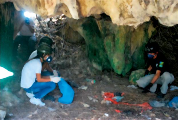 Levantamento superficial de fauna e do estado de conservação do entorno das cavernas de Laranjeiras 59 Figura 19: Coleta de resíduos na Gruta do Tramandaí, novembro de 2012.