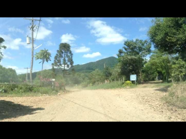 Foto 7: Estrada de chão, placa