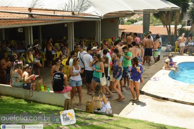 PACOTE B - ALFENAS PALACE POOL PARTY OPEN BAR DURANTE AS TARDES DE CARNAVAL No Carnaval de Muzambinho 2018, faremos três festas a tarde durante o Carnaval, todas em uma chácara com bastante estrutura