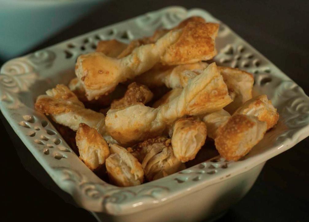 Torcidinho de queijo Tempo de preparo: 30 minutos Rendimento: 100 unidades Durabilidade: 2 ou 3 dias num recipiente fechado Peso: 400 g de salgadinhos 1 ovo ligeiramente batido 1 xícara (chá) de