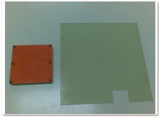 Para tentar imitar a capacidade de adesão da mesa da MakerBot, que possui pequenas saliências na superfície, foram feitos sulcos na horizontal e na vertical com um riscador, na intenção de que a