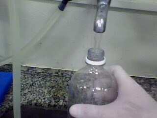 2. Procedimento para coleta de amostra Abrir a torneira, deixando fluir um pouco de