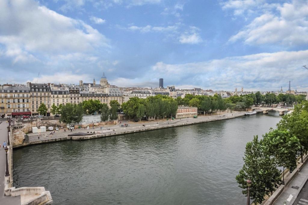 PARIS 4 o Ilha Saint-Louis APARTAMENT O 55 m² 1 quarto 4 o andar em prédio de 6 andares Vista