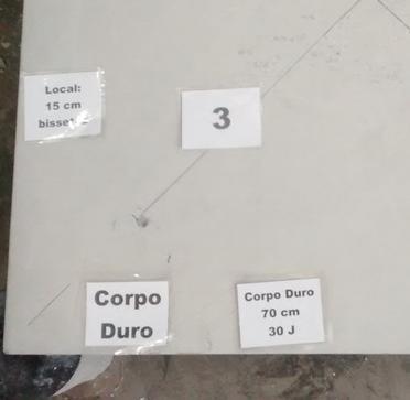 acentuados. As placas devem ser apoiadas em 4 apoios cilíndricos de concreto, com diâmetro igual a 10 cm, altura igual a 10 cm e f ck 20 MPa.