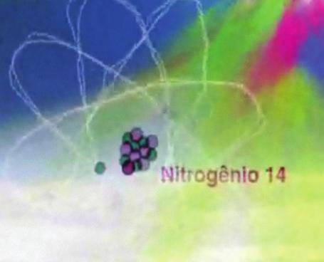 O carbono-14 é um isótopo instável de carbono encontrado na natureza, e se forma na alta atmosfera a partir de colisões entre nêutrons com átomos de nitrogênio do ar.