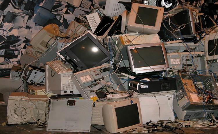 Conserte, doe, reutilize ou recicle, mas não acumule lixo eletrônico Computadores, monitores, mouses, celulares, televisores.