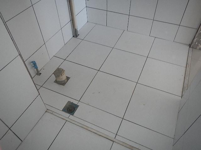 Área de manobra de cadeira de rodas em banheiros: Poderá ser utilizada área sob o chuveiro para inscrição do