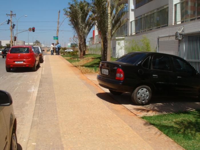 Deve possuir superfície regular, firme, contínua, antiderrapante (sob quaisquer condições climáticas) e livre de barreiras.