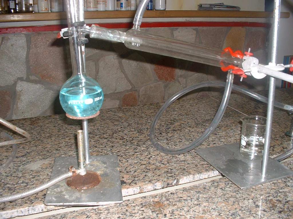 DESTILAÇÃO A destilação é um processo que se utiliza para separar os componentes de uma mistura homogênea e pode