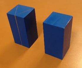 Dois prismas quadrados de madeira pintadas de azul, um dividido e o outro não. OBJETIVOS - Exercitar o cálculo do volume.
