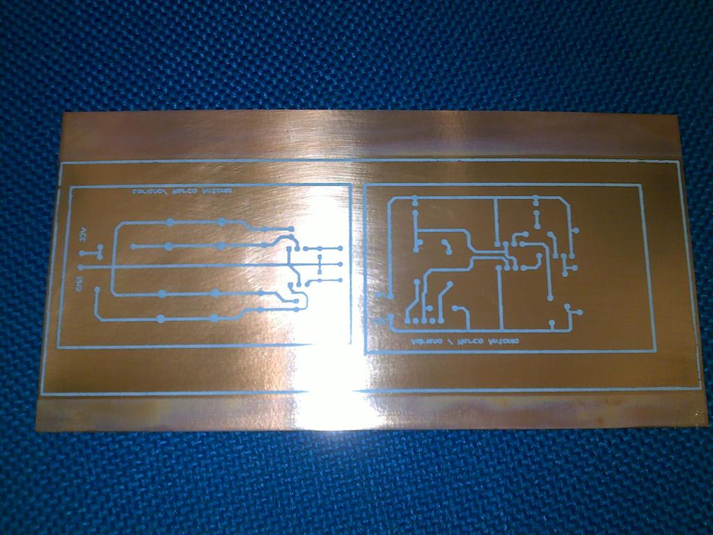 Figura 24 PCI impressa No passo seguinte a Placa de Circuito Impresso foi colocada em banho de Ácido Percloreto de Ferro, o