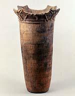 Materiais Cerâmicos Histórico 5000 A.C.: Artefatos de argila e louça de barro.