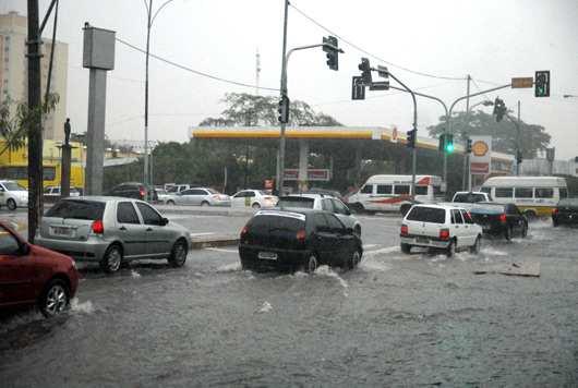 Figura 06 - Cruzamento da Av. Frei Serafim com Av. Miguel Rosa alagada. (fonte Portal O Dia) 3.