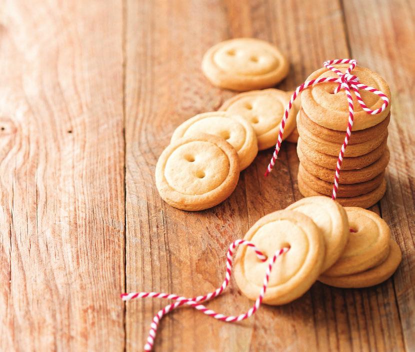 Biscoito de Botão Tempo de preparo: 45 minutos Rendimento: 50 biscoitos Ingredientes: - 1 xícara de farinha de trigo - 1 xícara de amido de milho - ½ xícara de açúcar - ½ xícara de manteiga em