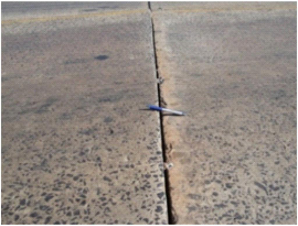 Análise da trafegabilidade de rodovia segundo as manifestações patológicas nas placas de concreto seguido da exposição do material adotado na sub-base. (g) Fissura linear Figura 7.