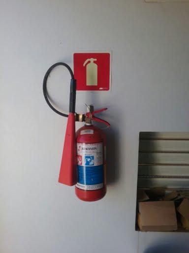 Imagem(3) Descrição(3): Extintor de incêndio NÃO CONFORMIDADES Item 2.