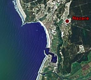 b) Vista geral da praia da Nazaré (Retirado do Google-Earth) Uma vez que os dados da agitação marítima neste local ou na vizinhança da enseada da Nazaré são insuficientes para a caracterização da