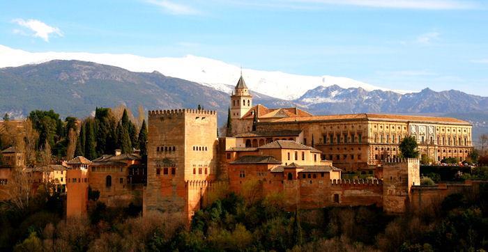 3º dia - Granada Pequeno-almoço no hotel e início da visita do Alhambra e Jardins de Generalife, de esplendorosa arquitetura e morada do último sultão islâmico na Península Ibérica.