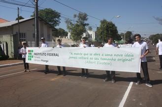 Página 2 PARTICIPAÇÃO DO IFPR NO 7 DE SETEMBRO O desfile do dia 7 de setembro já é tradição em Pitanga-PR e o IFPR desde sua constituição tem procurado participar do evento.