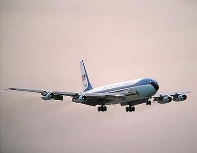 A Figura 3.10 mostra uma aeronave modelo 707, fabricada pela empresa Boeing dos EUA; Tal aeronave possui Trem de Pouso Duplo Tandem.